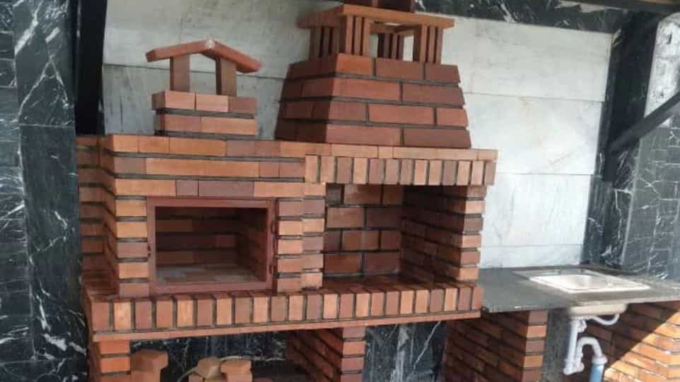 ساخت شومینه آجری سنتی در ویلاهای کوهستانی رامسر با هزینه مناسب